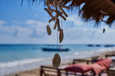 Ahşap şezlong üzerinde Cennet plaj rahatlatıcı. Tropikal tatil için eğlence. Yaz sabah okyanus manzaralı. Tropikal deniz plaj sakin sahne çare. Rahatlatıcı bir atmosfer. Seyahat kavramı.