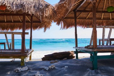 Cennet plaj rahatlatıcı için ahşap salon yatak. Tropikal tatil için eğlence. Yaz sabah okyanus manzaralı. Tropikal deniz plaj sakin sahne çare. Rahatlatıcı bir atmosfer. Seyahat kavramı.