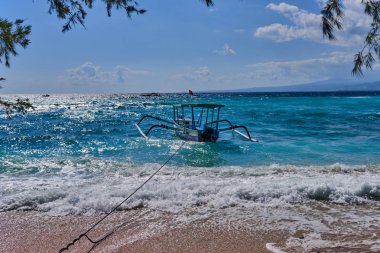 Mercan Denizi Vintage ahşap tekne. Kum plajındaki mavi okyanus dalgası. Ada rüyalar bir seyahat ve rahatlamak için. Deniz manzaralı muhteşem doğa arka plan. Su ve güzel parlak renk