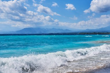 Temiz su ve dağ masmavi kumsalda güneşli gün vasıl geçmiş. Tropikal adalar. Deniz manzaralı muhteşem doğa arka plan. Cennet doğa, deniz suyu, tropik sahilde yaz.