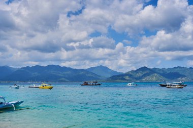 Tatil tatil kavramı arka plan. Güzel defne tropikal ada. Tekne deniz manzaralı şaşırtıcı, parlak mavi gökyüzü bulutlu, Turkuaz ve masmavi tonlarında renkli su temizleyin. Doğa manzara. 