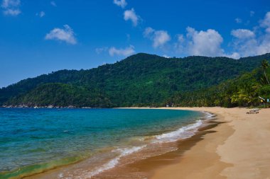 Plaj sahnesi. Tropikal plaj manzara arka plan veya duvar kağıdı için. Turizm yaz tatil tatil kavramı için tasarım. Beach doğal arka plan sıcak renkler ve parlak güneşin yaz arka plan ışık.