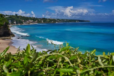 Yaz tatil tatil kavramı. Egzotik cennet. Turkuaz su, yeşil bitkiler ve beyaz kum plaj tropikal resort. En iyi yaz tatil tatil seyahat kavramı. Şaşırtıcı doğa arka plan.