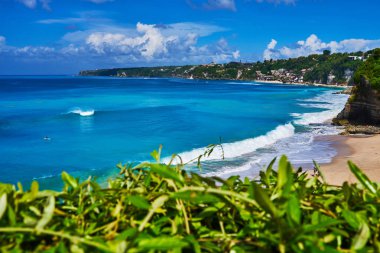 Güzel bir plaj. Arka plan veya duvar kağıdı için pastoral plaj tropikal peyzaj. Turizm yaz tatil tatil kavramı için tasarım. Kristal berraklığında su turkuaz, yeşil bitkiler ve beyaz kum.