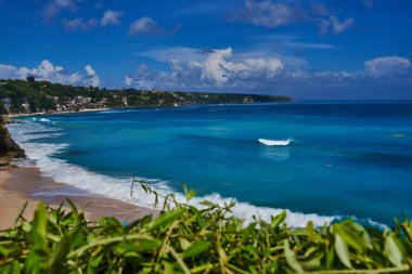 Etkileyici bir doğa geçmiş. Okyanus su güzel ve parlak. Rocky Dağları ve güneşli bir gün, temiz su ile masmavi plaj. Cennet Adası tropik sahilde. Yaz ve seyahat tatil kavramı.