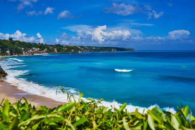 Seyahat, turizm ve tatil kavramı. Güzel ve parlak okyanus su tatil sezonu için tropik sahil konumunda. Cennet mavi deniz. Plaj, deniz ve yeşil bitkiler ile tropik ada