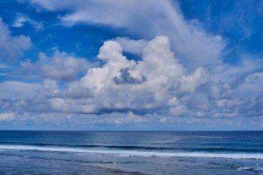 Rocky Dağları ve Hint Okyanusu'nun berrak su ile tropikal plaj. Turkuaz kayalar ve kabarık gökyüzü bulut defne görünümünü. Lagün temiz su. Turkuaz su arka plan. Seyahat kavramı.
