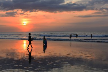Yaz tatil ve insanlar kavramı. Gündoğumu insan sabah okyanusta siyah siluetleri.