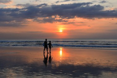 Yaz tatil ve insanlar kavramı. Gündoğumu insan sabah okyanusta siyah siluetleri.