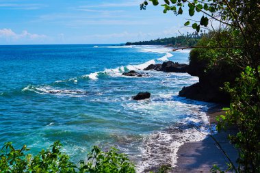 Plaj sahnesi. Tropikal plaj manzara arka plan veya duvar kağıdı için. Turizm yaz tatil tatil kavramı için tasarım. Beach doğal arka plan sıcak renkler ve parlak güneşin yaz arka plan ışık.