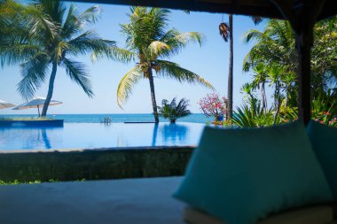 Açık lüks tatil yüzme havuzunda. Güzel sakin bir yer. Yüzme Havuzu görünümünden veranda. Yaz gün yaşam tarzı dinlenmek yakınındaki lüks yüzme havuzu güneşlenme beach Resort otel.