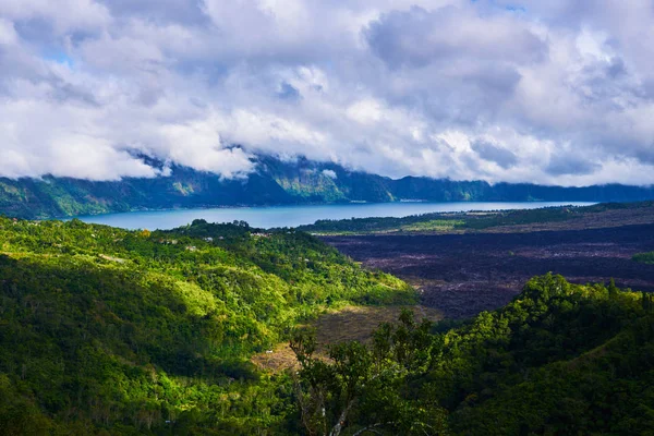 苏黑巴托尔湖和火山位于印度尼西亚巴厘岛的中央山脉 美丽的自然景观在夏季的时间 阳光下的群山笼罩在乌云之下 自然背景 — 图库照片