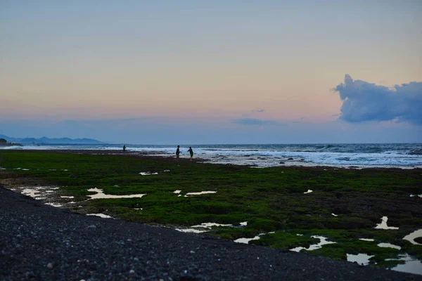 Amazing Zonsondergang Silhouet Van Fisherman Hengelsport Vroeg Ochtend Zonsopgang Zee — Stockfoto