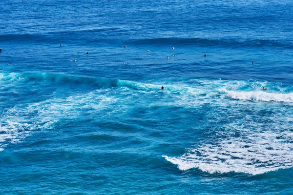 Top View Surfers Περιμένουν Μεγάλα Κύματα Στην Επιφάνεια Του Ωκεανού — Φωτογραφία Αρχείου