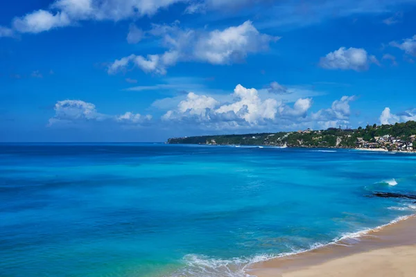 紺碧の海ビーチの素晴らしい景色 絵になる風景 明るい光の中で壮大なインド洋 絵と豪華なシーン 美しい風景 熱帯の岩の多いビーチです 美の世界 — ストック写真