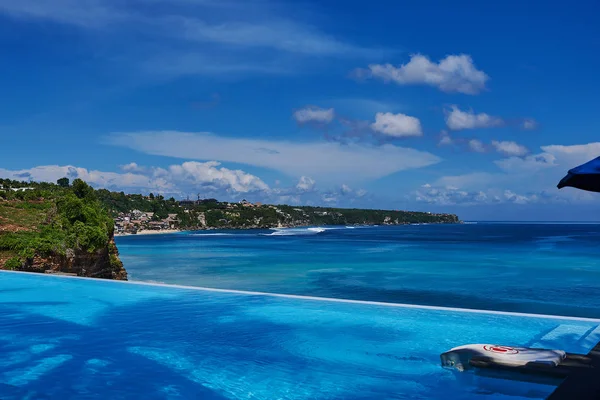 Vacanza Estiva Lusso Concetto Viaggio Turismo Uomo Alla Piscina Vicino — Foto Stock