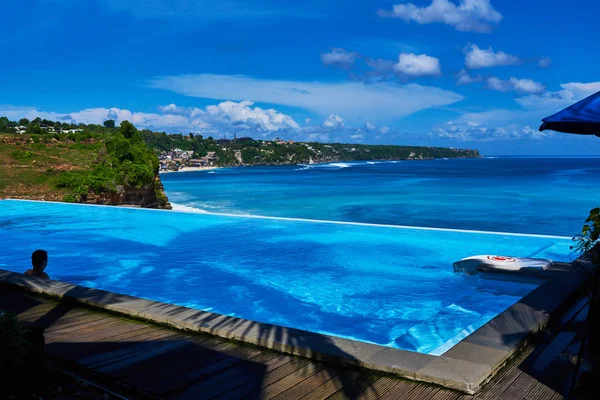 Rilassandosi Sulla Località Balneare Uomo Gode Paesaggi Marini Piscina Infinita — Foto Stock