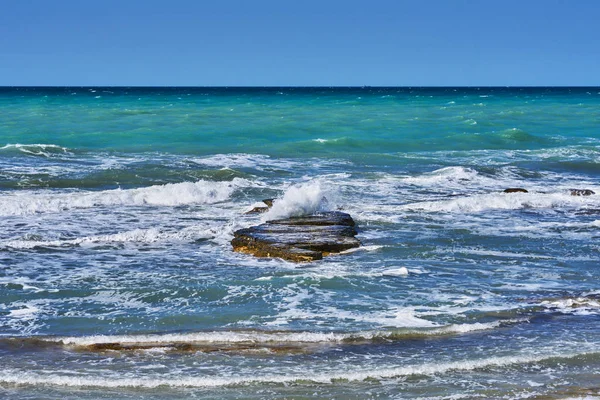 Красивий Морський Пейзаж Шумними Пінистими Хвилями Скелястим Узбережжям Вид Бірюзовий — стокове фото
