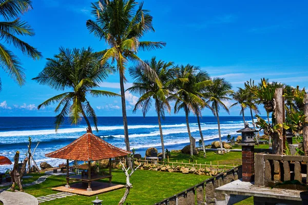 Vista Della Spiaggia Con Palme Capanna Tradizionale Asiatica Relax Lettino — Foto Stock