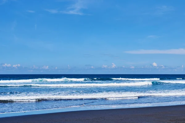 Чорний Піщаний Вулканічний Пляж Хвилями Глибоким Блакитним Океаном Літній Туризм — стокове фото