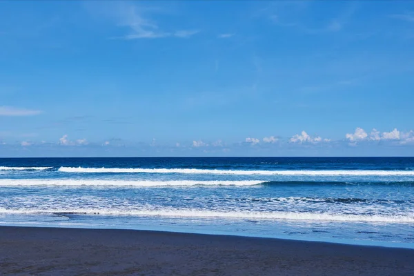 Svart Sand Vulkaniska Strand Med Vågor Och Djupa Blå Havet — Stockfoto