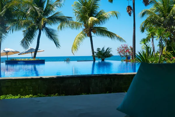 室外豪华游泳池在假日 美丽的放松的地方 泳池景观从阳台 夏日的生活方式在酒店的海滨度假胜地日光浴豪华泳池附近放松 — 图库照片