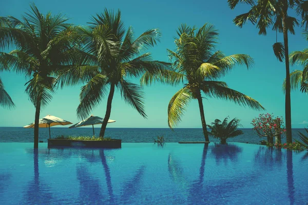 Reflection Coconut Trees Turquoise Color Swimming Pool Beautiful Wiev Beach — Stock Photo, Image