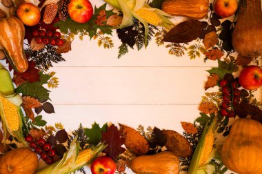 Sonbahar yaprakları, kırmızı elma, Mısır, ceviz ve kabaklar eski ahşap zemin ile çerçeve kompozisyon. Sonbahar doku. Arka plan doğa Eylül ve Ekim. Alan, üstten görünüm kopyalayın. Tonda fotoğraf.