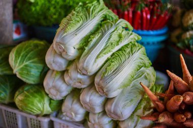 Asya semt pazarı sebze. Taze ve organik sebze Satılık. Çiftçi pazarlarında tarım ürünleri satan bir geleneksel yoludur. Sonbaharda hasat. Sağlıklı organik gıda kavramı.