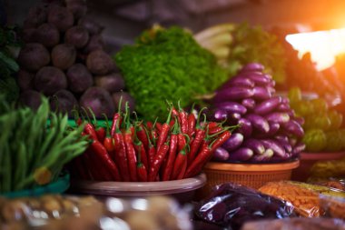 Yaz parlak arka plan. Kırmızı biber çiftçi pazarda. Sağlıklı vejetaryen sebze, organik gıda, ham madde. Doğal beslenme diyet için. Organik sebze. Yaz bitkileri. Seçici odak.