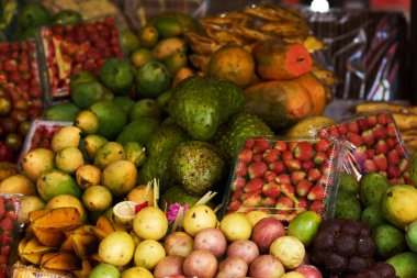Asya çiftlik market, taze renkli olgun meyve ve sebzeler farklı taze çiftlik meyve ve sebze. Sonbaharda hasat ve sağlıklı organik gıda kavramı.
