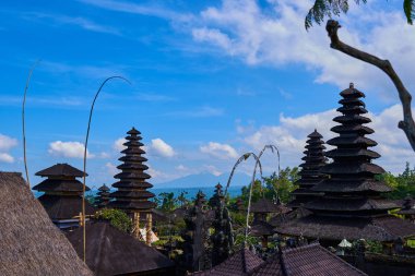 Pura Besakih, Balinese hindu tapınağı güzel oymalar ve heykeller ile süslenmiştir. Bali, orta kısmında Agung Yanardağı yakınında yer alan ünlü pitoresk dönüm noktası. Yaz ve tatil kavramı.