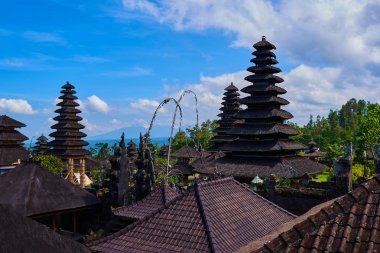 Çatılar Pura Besakih Tapınağı, Bali, Endonezya parlak mavi gökyüzü arka plan üzerinde. Geleneksel Bali mimarisi. Budist pagodadan. Ana Bali Tapınağı Pura Besakih Agung Yanardağı'nın eteklerinde.