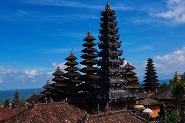 Çatılar Pura Besakih Tapınağı, Bali, Endonezya parlak mavi gökyüzü arka plan üzerinde. Geleneksel Bali mimarisi. Budist pagodadan. Ana Bali Tapınağı Pura Besakih Agung Yanardağı'nın eteklerinde.