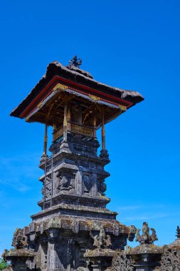 Geleneksel hindu binalar eski Tapınağı. Tapınak ve güzellik taş heykel Bali Tapınağı'nda. Çim çatı ile Bali pavilion hindu tapınağı. Seyahat kavramı.