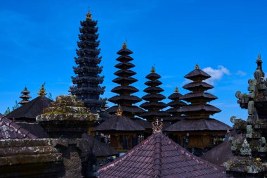 Pura Besakih, Balinese hindu tapınağı güzel oymalar ve heykeller ile süslenmiştir. Bali, orta kısmında Agung Yanardağı yakınında yer alan ünlü pitoresk dönüm noktası. Yaz ve tatil kavramı.