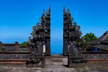 Tapınağı olan renkli Bali manzarası. Endonezya 'nın Bali tapınağı Pura Penataran Agung Besakih kompleksindeki tapınaklar. Birkaç bale tapınağı. Seyahat ve antik mimari geçmişi.