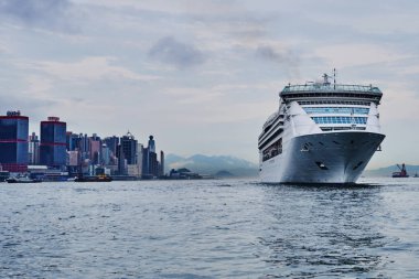 Victoria Harbour, Hong Kong girerek büyük yolcu gemisi. 