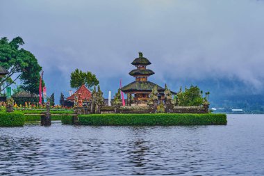 Ünlü Tapınağı kalın sis, sabah erken bir arka plan karşı karmaşık. Ulun Danu Beratan Tapınağı. Eski Hint mimarisi, antik tasarım. Ünlü pitoresk dönüm noktası. Eski mimari arka plan.