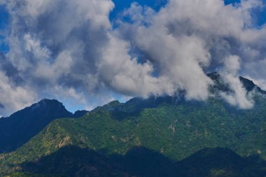 Doğal gökyüzü ve bulutlar arka plan. Bulutlar dağ asılı üzerinde düşük tutun. Muhteşem manzarası. Sabah pitoresk ve muhteşem sahne. Güzellik dünya. Vahşi alanının resmi.