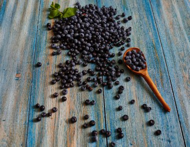 Üstünde belgili tanımlık sayaç taze yaban mersini, yalan büyük bir tahta kaşık, yanındaki bir bakkal büyük yayılan müşteriler çilek deneyebilirsiniz