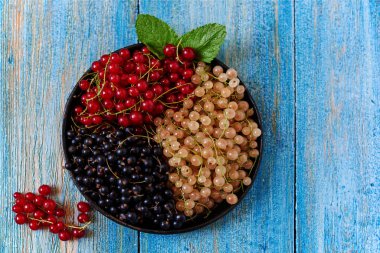 Şef üstten görünüm taze çilek ilginç ürün yelpazesine hizmet