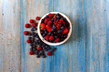 Kabın içinde sağlıklı karışık meyveli diyet. Sağlıklı kahvaltı. Kilo kaybı kavramı.