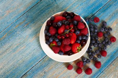 Onun Konuklar kolay berry tatlı en az miktarda kalori, taze ve lezzetli ile hazırlanan bir kafede yemek