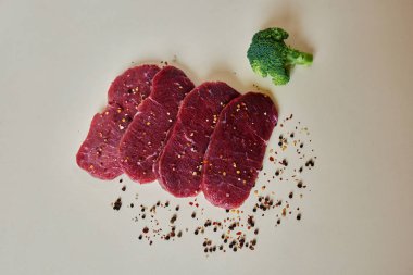 Aşçı taze kuzu aromalı biber karışımı ile deniz tuzu ile tuzlu alakart biftek kesmek