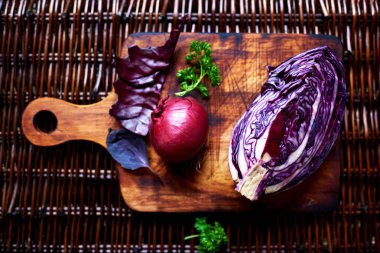 Sebze yalan üzerine koyu ahşap dokusal tablo, sebze sigara-GDO, taze succulen