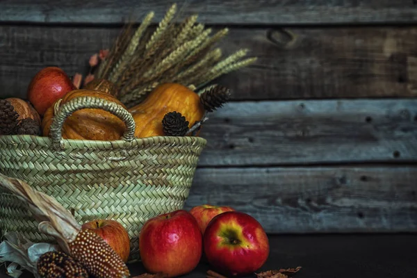 Цветные Осенние Овощи Винтажных Досках Осенние Украшения Плетеной Корзине Рог — стоковое фото