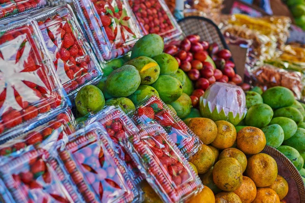 Bauern Frisches Und Biologisches Obst Verschiedene Frische Farbenfrohe Exzotische Früchte — Stockfoto