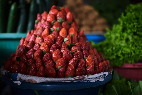 Haufen Reifer Roter Bio Erdbeeren Auf Dem Bauernmarkt Leuchtende Lebendige — Stockfoto