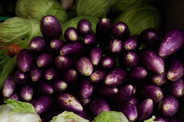 Φρέσκα Λαχανικά Στην Αγορά Αγροτών Γκρο Πλαν Μελιτζάνες Και Φύλλα — Φωτογραφία Αρχείου